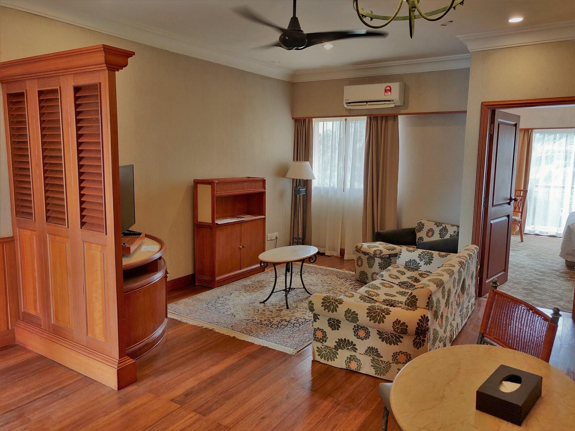 Tiara Labuan Hotel Экстерьер фото
