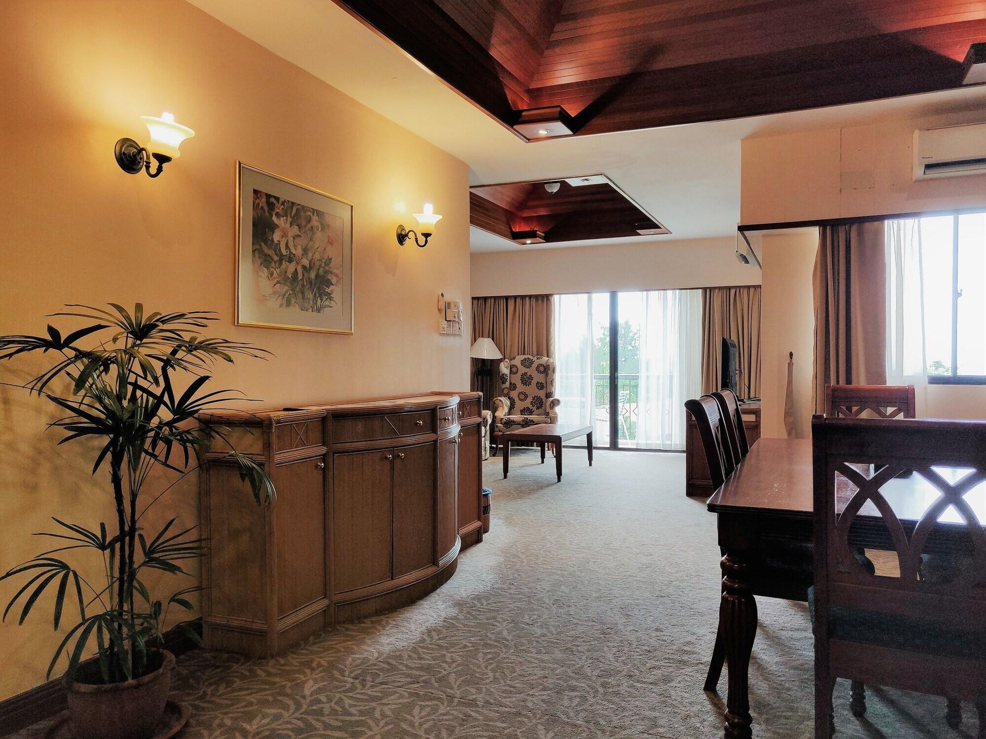 Tiara Labuan Hotel Экстерьер фото