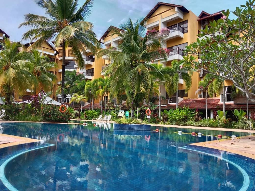 Tiara Labuan Hotel Экстерьер фото