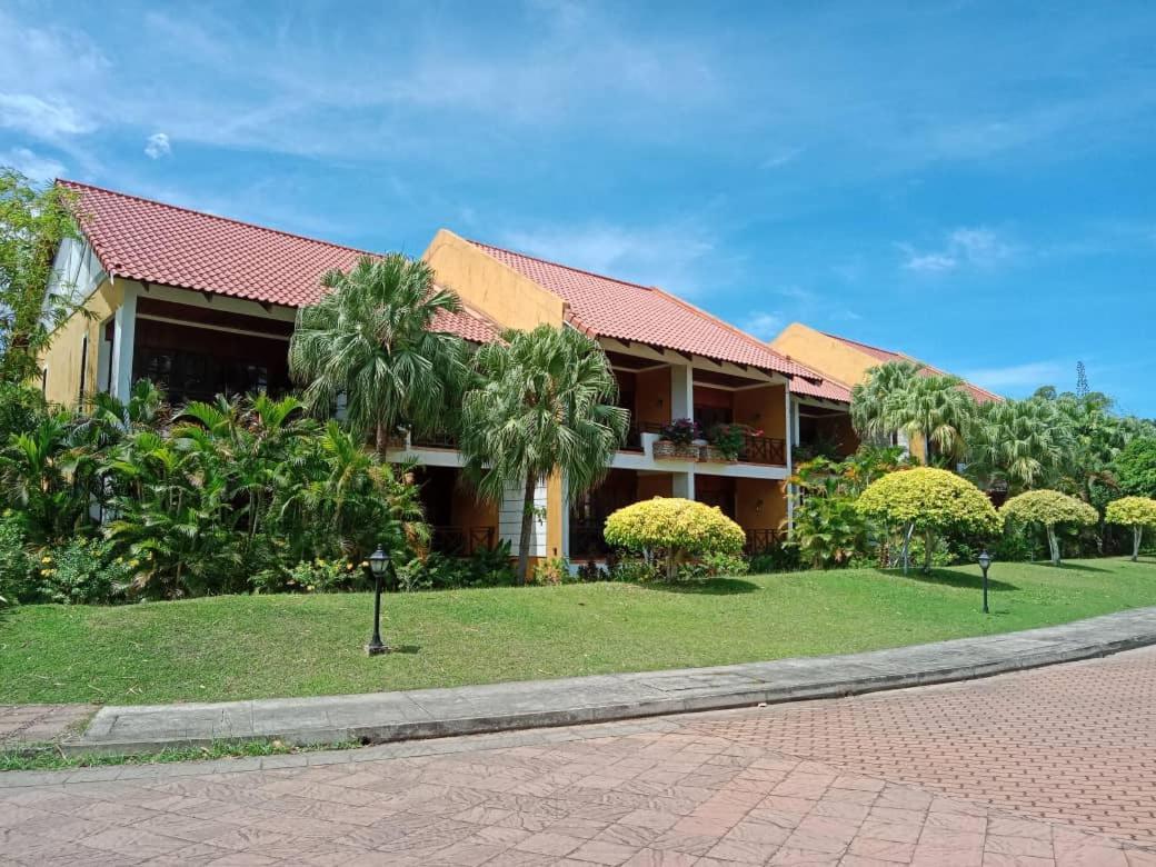 Tiara Labuan Hotel Экстерьер фото