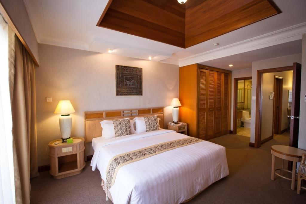 Tiara Labuan Hotel Экстерьер фото