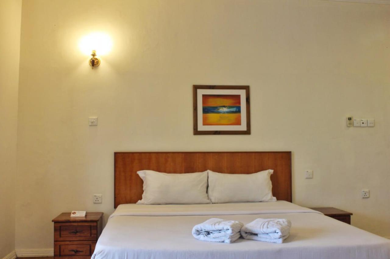 Tiara Labuan Hotel Экстерьер фото