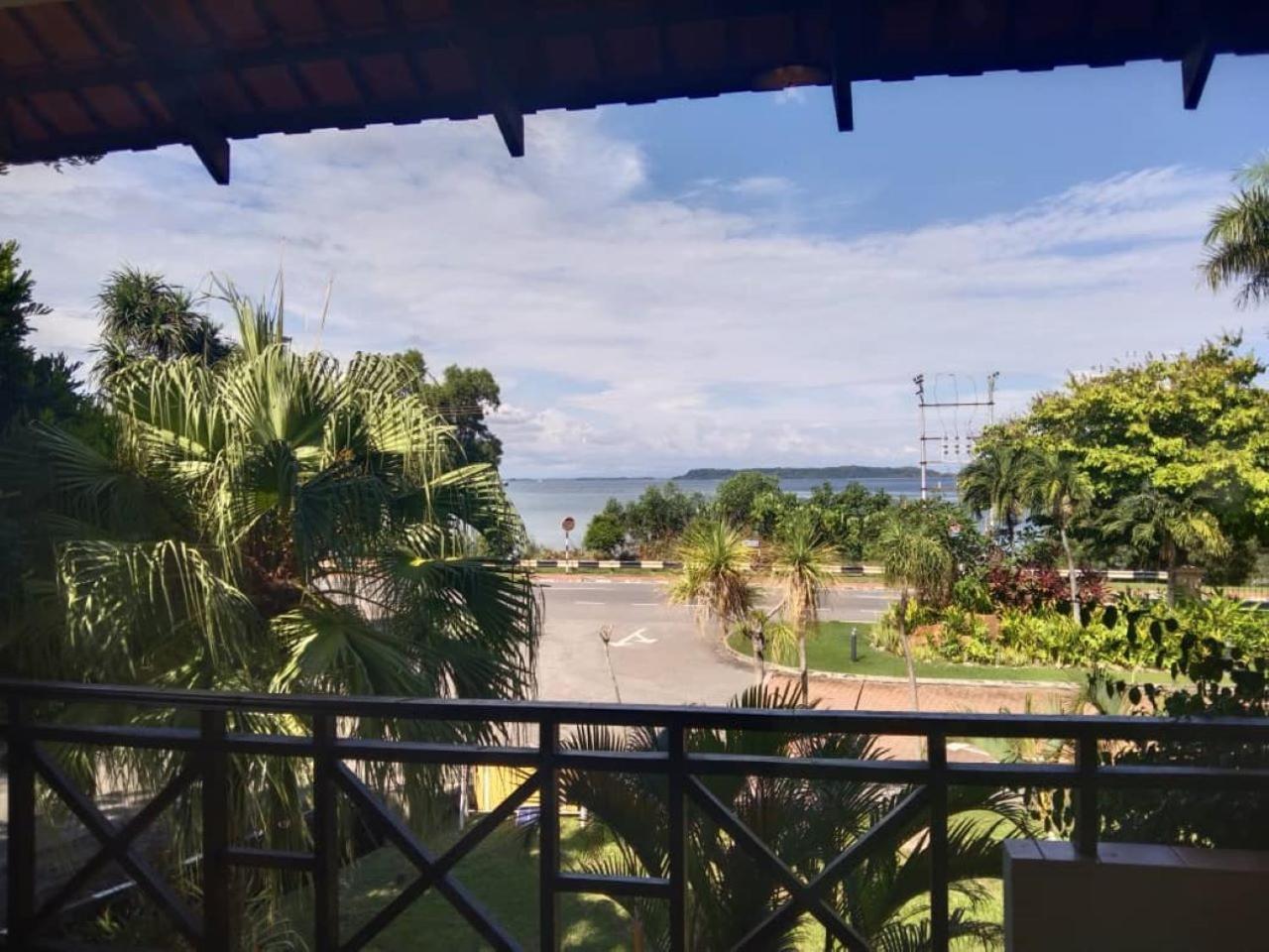 Tiara Labuan Hotel Экстерьер фото