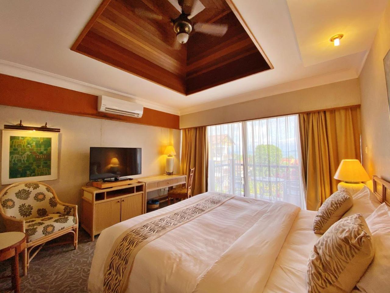 Tiara Labuan Hotel Экстерьер фото