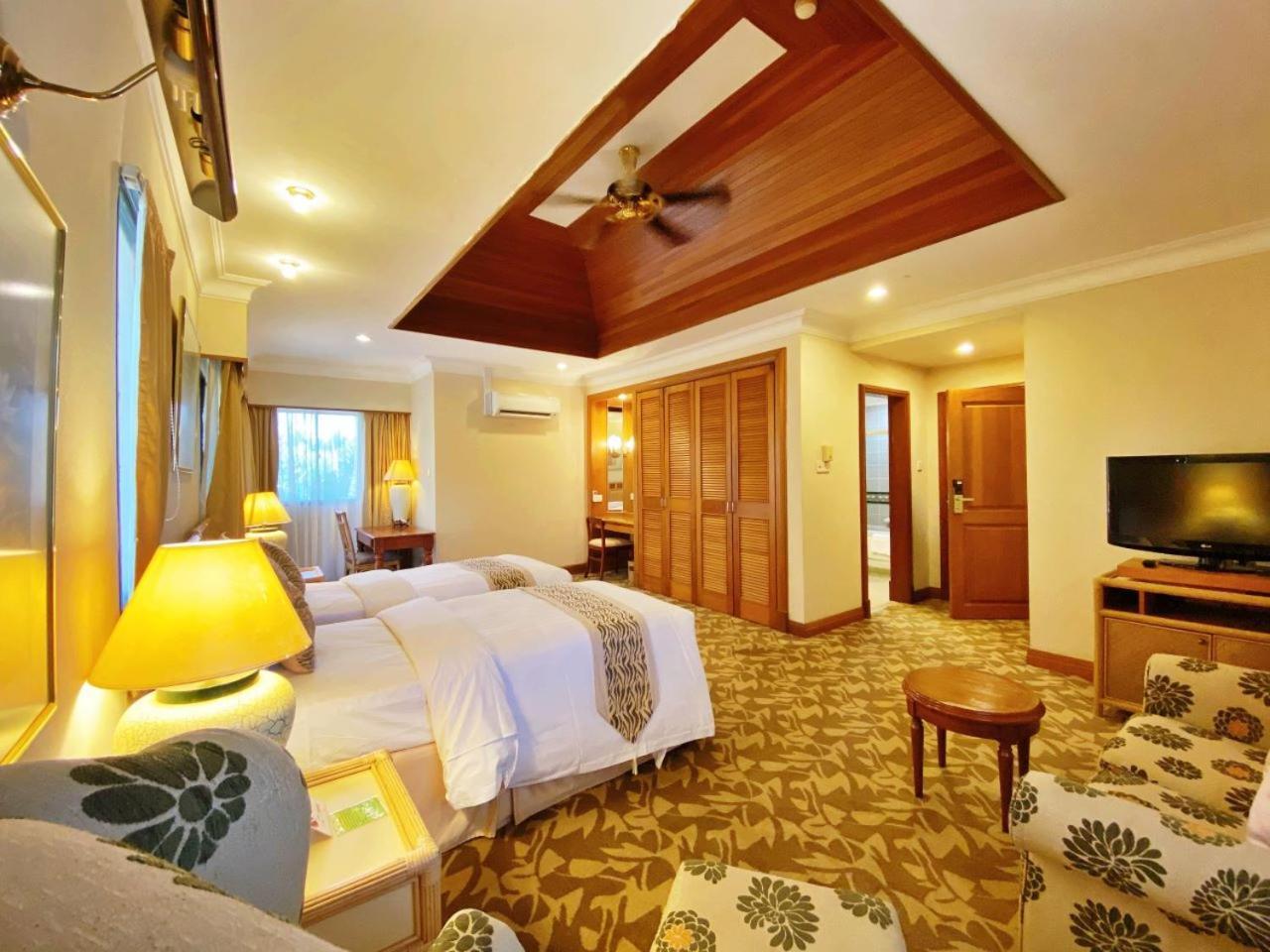 Tiara Labuan Hotel Экстерьер фото