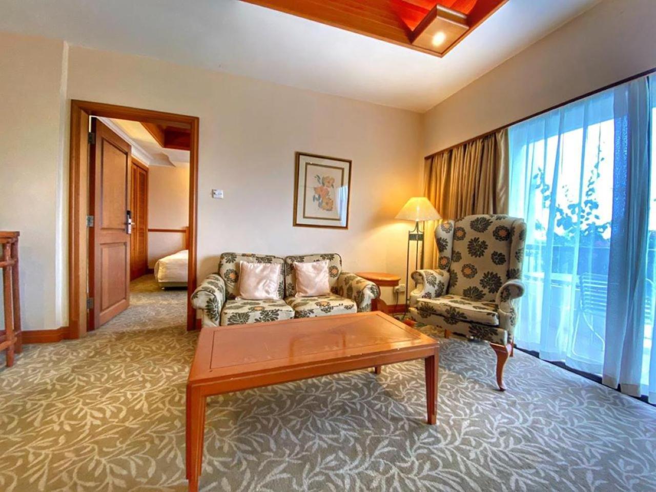 Tiara Labuan Hotel Экстерьер фото