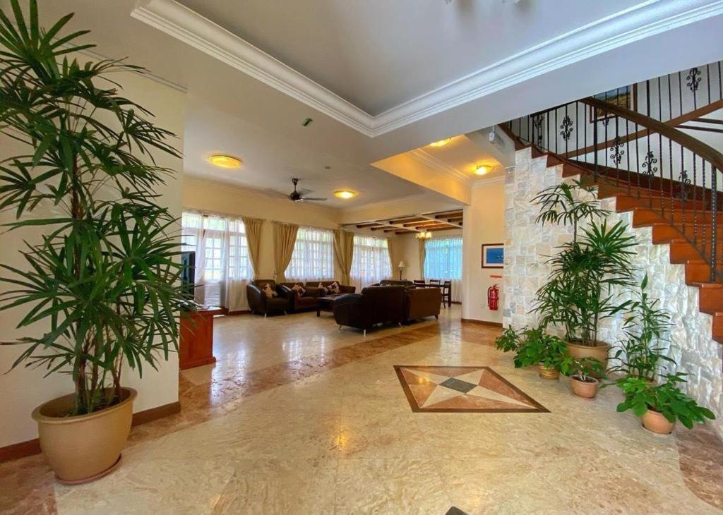 Tiara Labuan Hotel Экстерьер фото