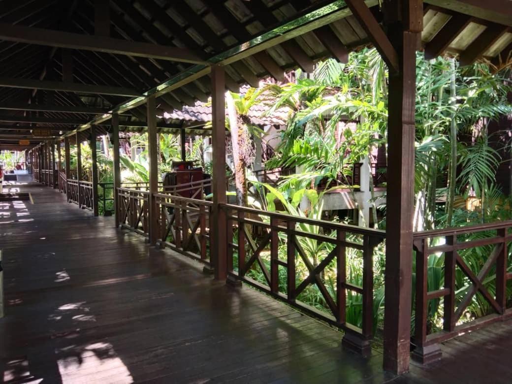 Tiara Labuan Hotel Экстерьер фото